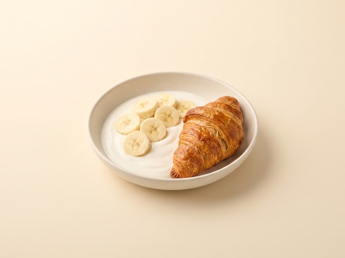 The plate: croissant with yogurt and banana.